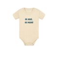 Body de bebé para regalo original en Madrid color beige con diseño urbano de la marca Zander y la frase De aquí de Madrí estampada en el pecho.
