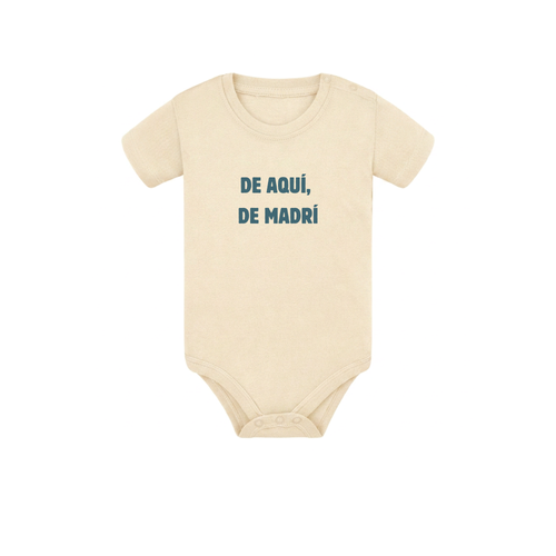 Body de bebé para regalo original en Madrid color beige con diseño urbano de la marca Zander y la frase De aquí de Madrí estampada en el pecho.