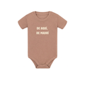 Body de bebé para regalo original en Madrid color nuez con diseño urbano de la marca Zander y la frase De aquí de Madrí estampada en el pecho.