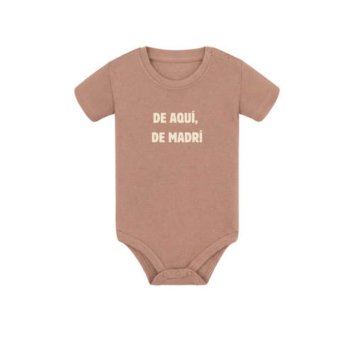 Body de bebé para regalo original en Madrid color nuez con diseño urbano de la marca Zander y la frase De aquí de Madrí estampada en el pecho.