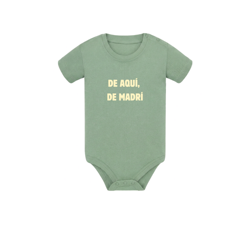 Body de bebé para regalo original en Madrid color verde menta con diseño urbano y la frase De aquí de Madrí en amarillo pastel de Zander.