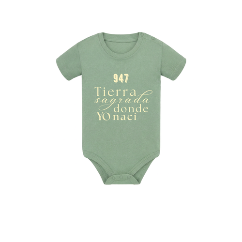 Body de bebé para regalo original en Burgos (Castilla y León) color verde menta con la frase Tierra sagrada donde yo nací de la marca Zander.