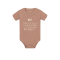 Body de bebé para regalo original en Burgos (Castilla y León) color nuez con la frase Tierra sagrada donde yo nací de la marca Zander.