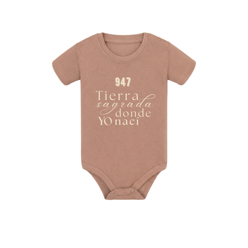 Body de bebé para regalo original en Burgos (Castilla y León) color nuez con la frase Tierra sagrada donde yo nací de la marca Zander.