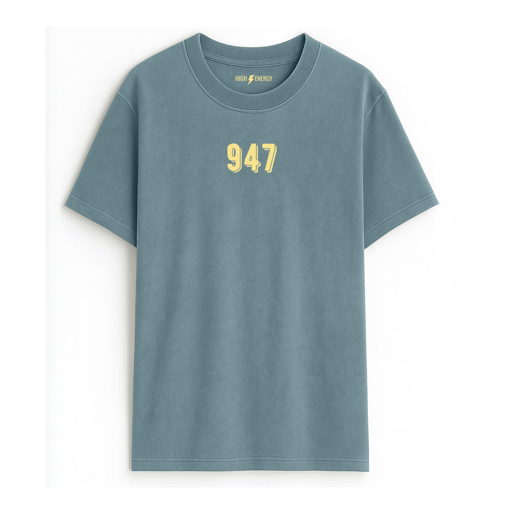 Camiseta de adulto estilo streetwear en Burgos (Castilla y León) color azul horizonte con diseño urbano 947 en amarillo pastel de Zander.