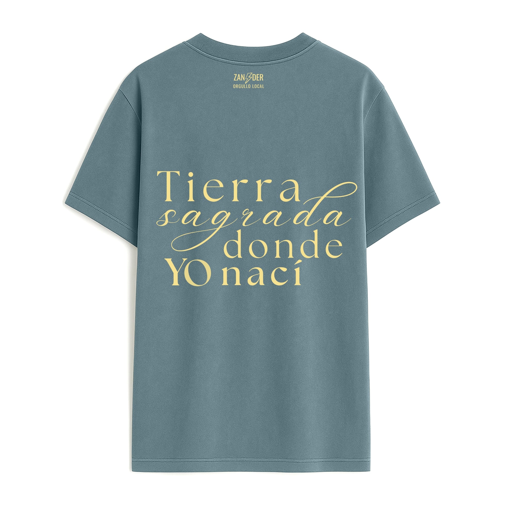 Parte trasera de camiseta 947 Burgos calling azul horizonte con la frase tierra sagrada donde yo nací en azul horizonte de Zander.