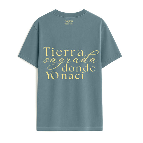 Parte trasera de camiseta 947 Burgos calling azul horizonte con la frase tierra sagrada donde yo nací en azul horizonte de Zander.