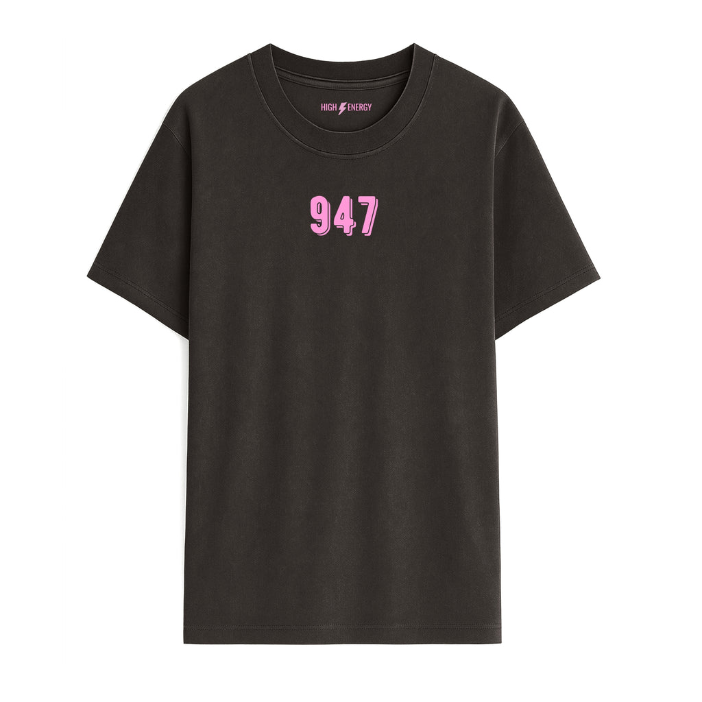 Camiseta de adulto estilo streetwear en Burgos (Castilla y León) color marrón chocolate con diseño urbano 947 en rosa chicle de Zander.