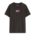 Camiseta de adulto estilo streetwear en Burgos (Castilla y León) color marrón chocolate con diseño urbano 947 en rosa chicle de Zander.