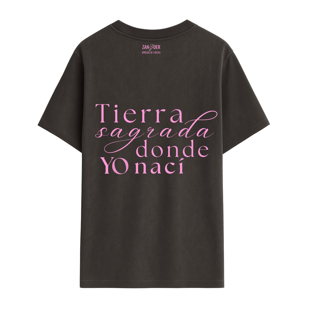 Parte trasera de camiseta 947 Burgos calling marrón chocolate con la frase tierra sagrada donde yo nací en rosa chicle de Zander.