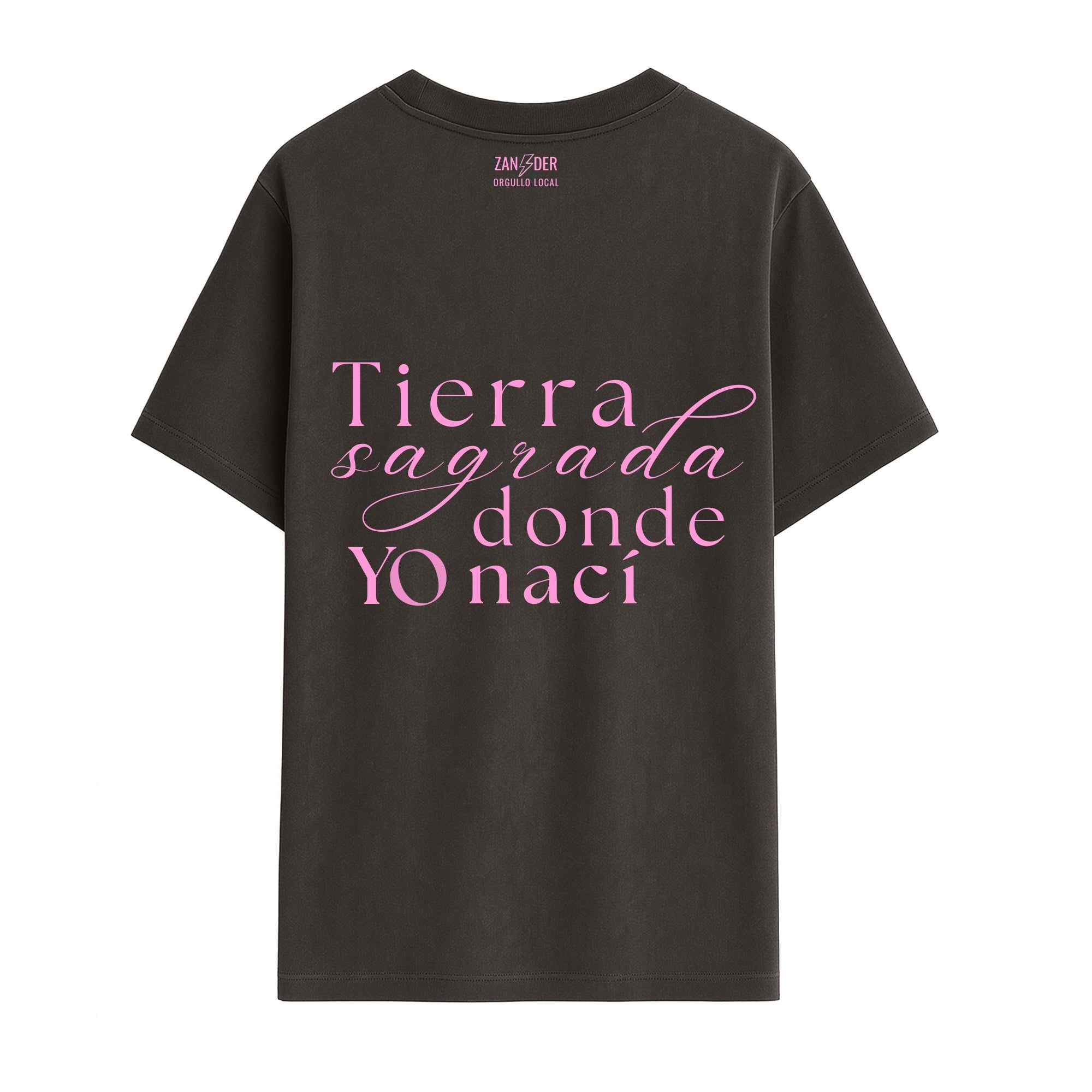 Parte trasera de camiseta 947 Burgos calling marrón chocolate con la frase tierra sagrada donde yo nací en rosa chicle de Zander.