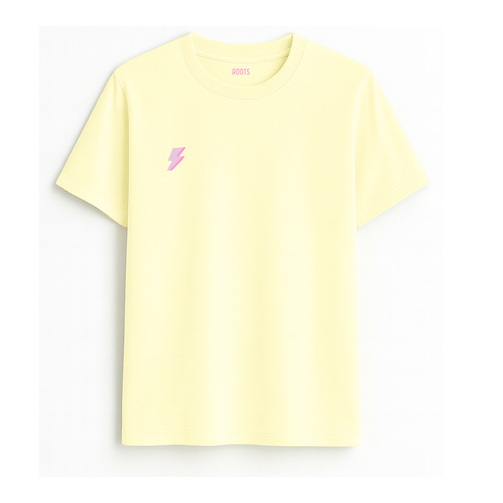 Camiseta de adulto estilo streetwear colección Roots color amarillo pastel con detalle del rayo minimalista en color lila en el pecho de Zander.