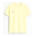 Camiseta de adulto estilo streetwear colección Roots color amarillo pastel con detalle del rayo minimalista en color lila en el pecho de Zander.
