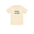 Camiseta de bebé para regalo original en Madrid color beige con diseño urbano y la frase De aquí de Madrí en azul petróleo de Zander.