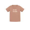 Camiseta de bebé para regalo original en Madrid color nuez con diseño urbano de la marca Zander y la frase De aquí de Madrí estampada en el pecho.