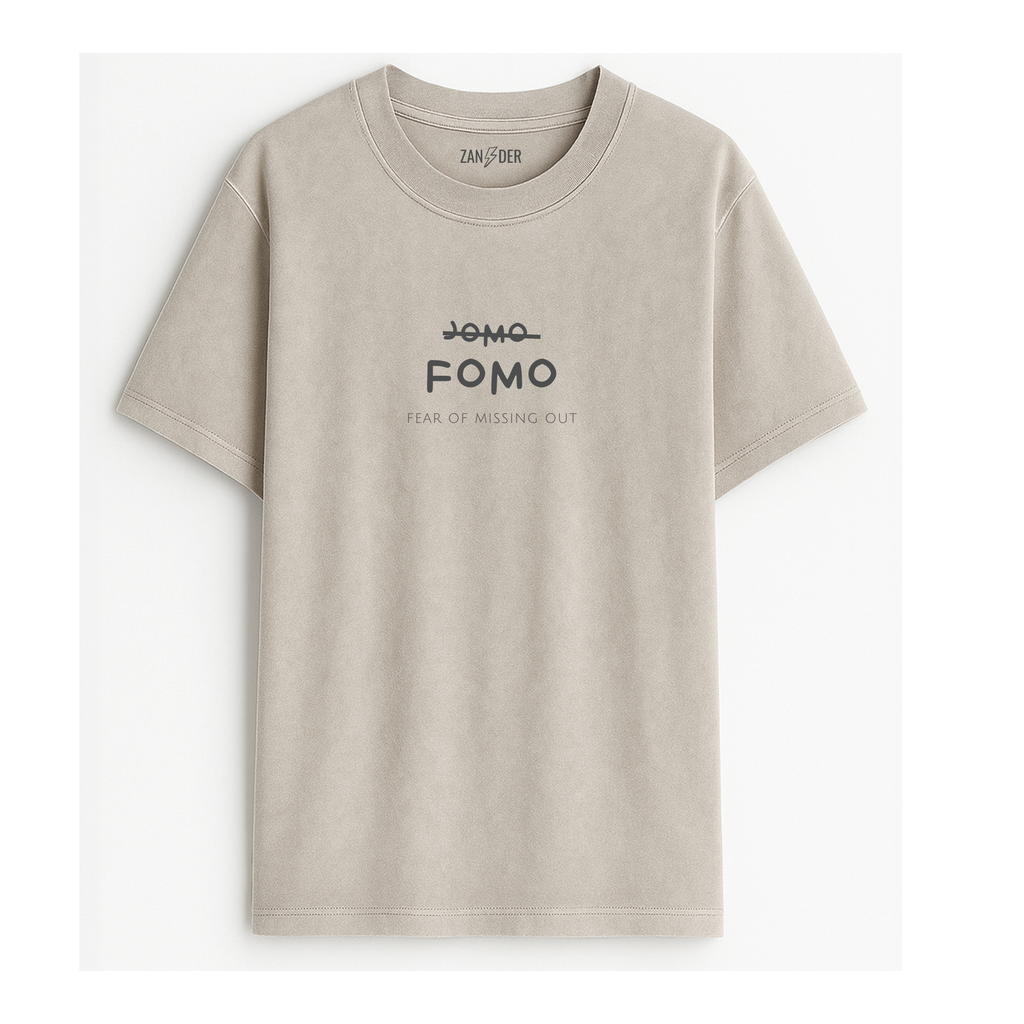 Camiseta de adulto estilo streetwear colección FOMO color arena con diseño minimalista en color gris en el pecho de Zander.