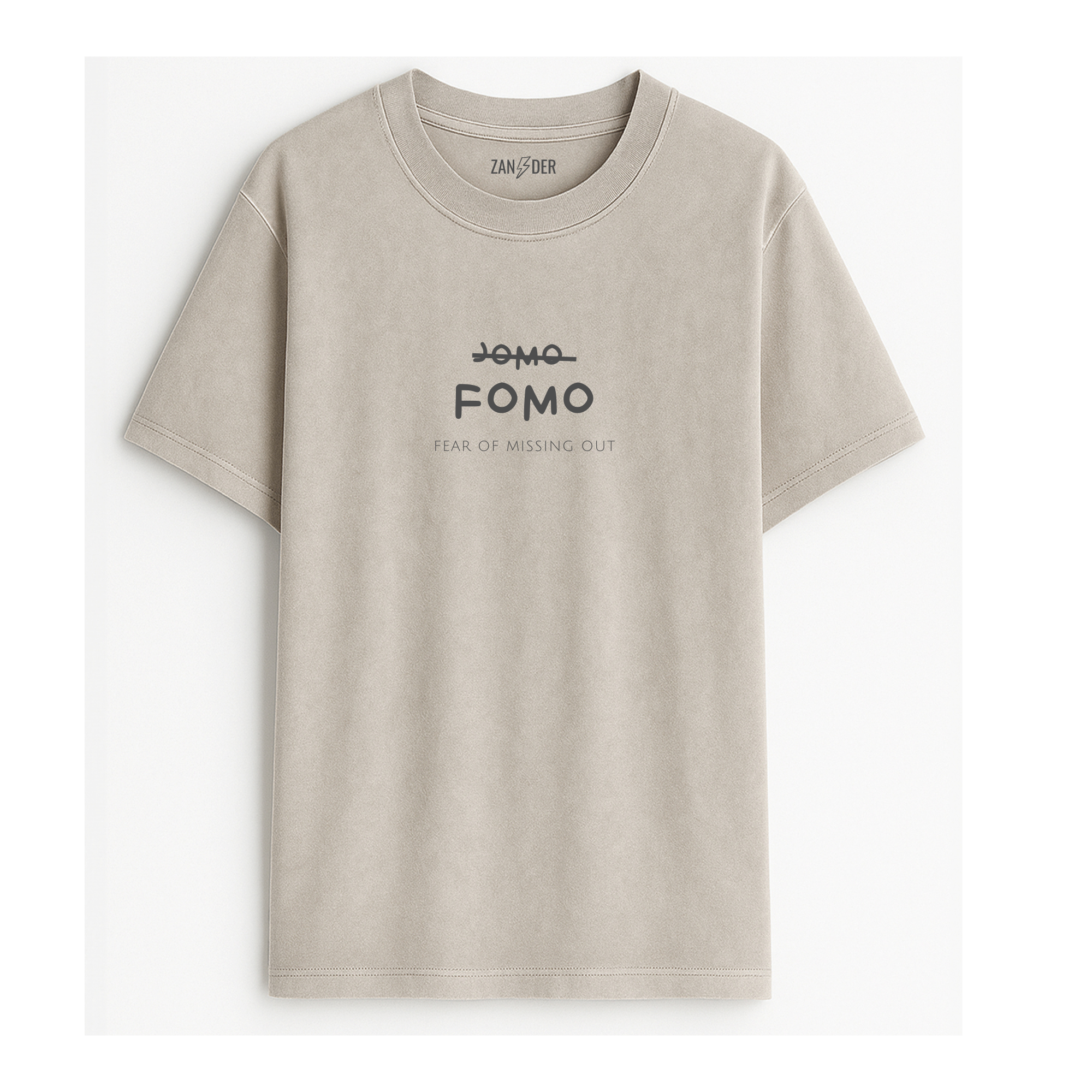 Camiseta de adulto estilo streetwear colección FOMO color arena con diseño minimalista en color gris en el pecho de Zander.