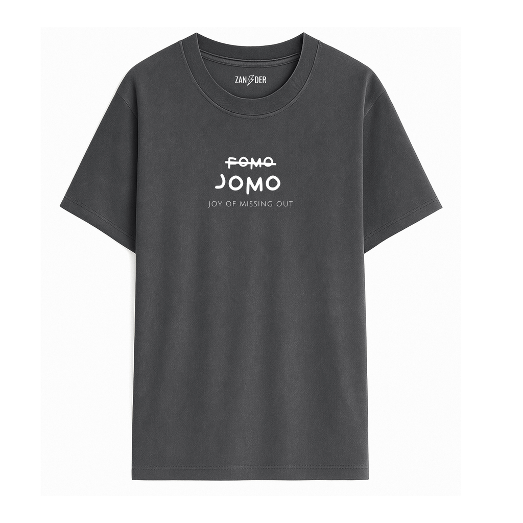 Camiseta de adulto estilo streetwear colección JOMO color gris antracita con diseño minimalista en color blanco en el pecho de Zander.