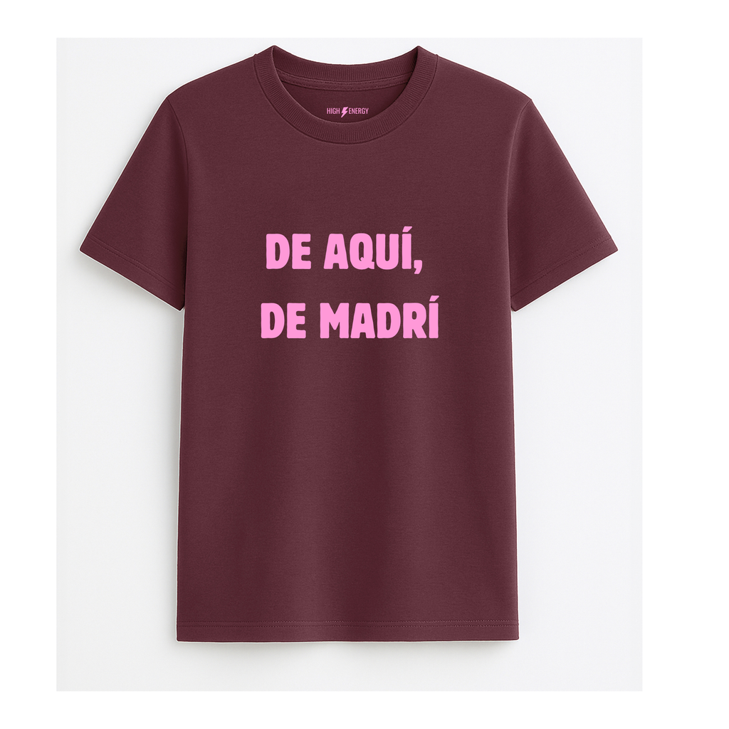 Camiseta de adulto estilo streetwear en Madrid color granate con diseño urbano y la frase De aquí de Madrí en rosa chicle de Zander.