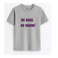 Camiseta de adulto estilo streetwear en Madrid color gris medio con diseño urbano y la frase De aquí de Madrí en berenjena de Zander.