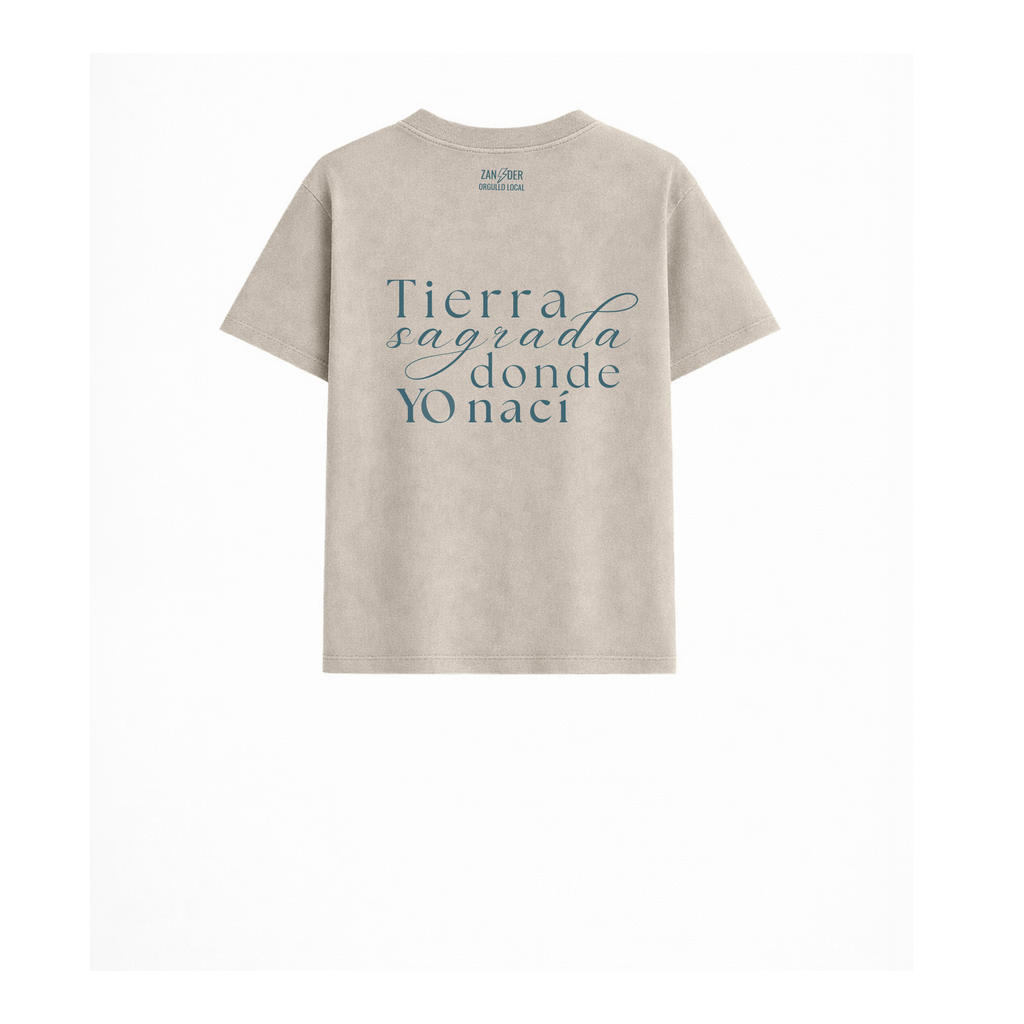 Vista trasera de la camiseta para niños color arena con la frase Tierra sagrada donde yo nací de la marca Zander.