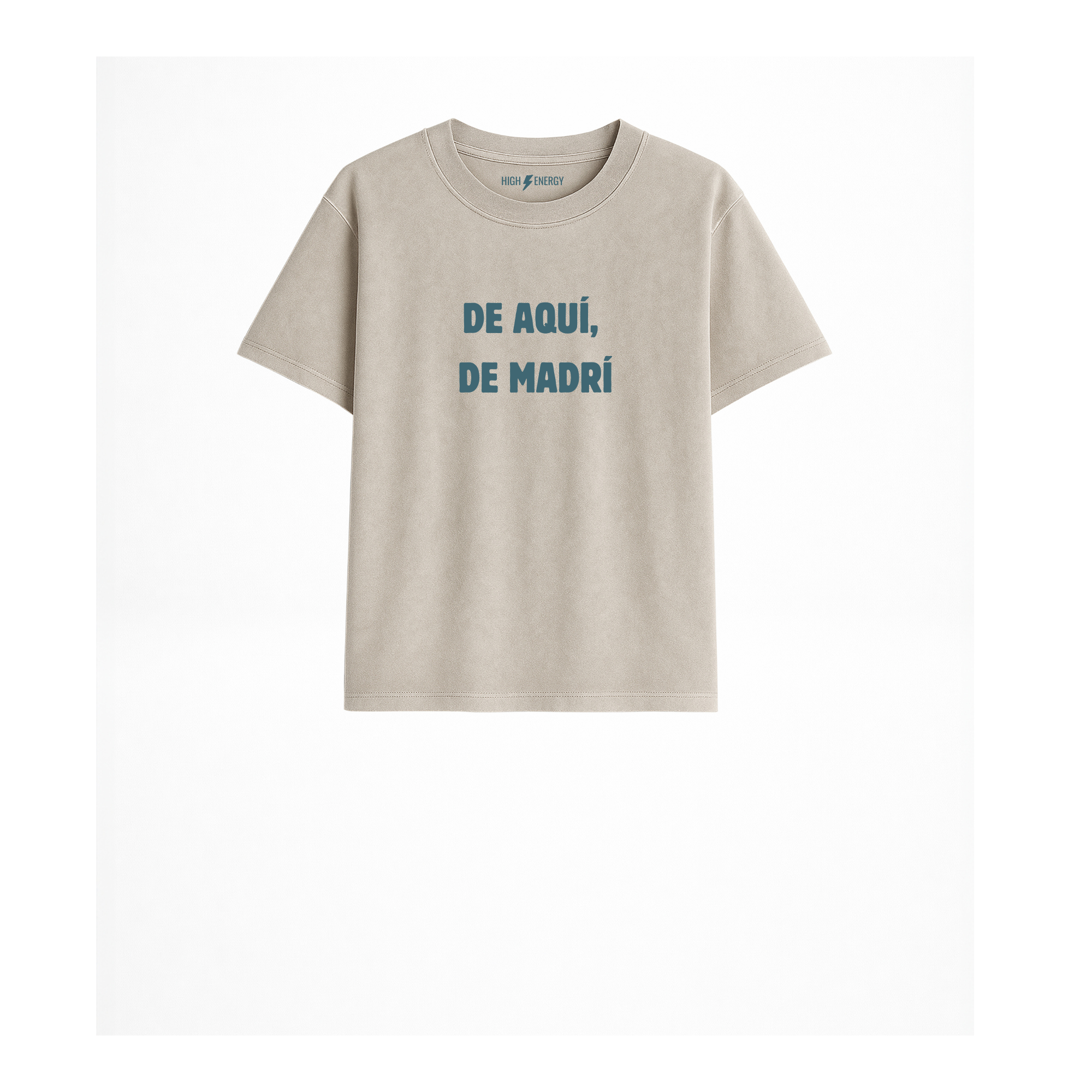 Camiseta para niños para regalo original en Madrid color arena con diseño urbano y la frase De aquí de Madrí en azul petróleo de Zander.