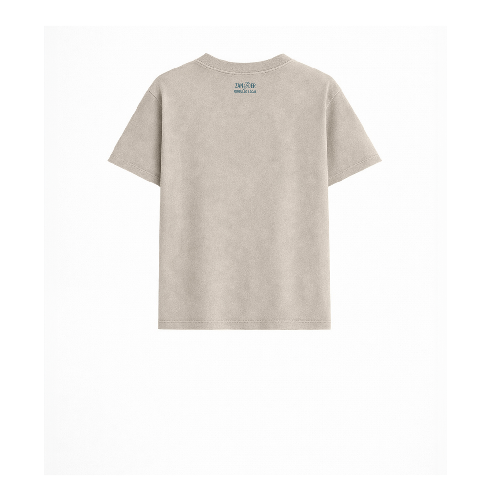 Vista trasera de la camiseta para niños estilo streetwear color arena de la colección Madrí de la marca Zander.