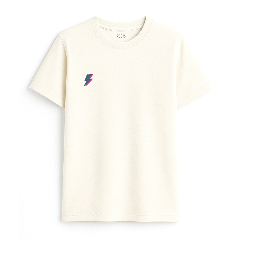 Camiseta de adulto estilo streetwear colección Roots color crudo con detalle del rayo minimalista en color azul petróleo en el pecho de Zander.