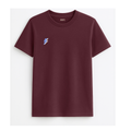Camiseta de adulto estilo streetwear colección Roots color granate con detalle del rayo minimalista en color azul en el pecho de Zander.