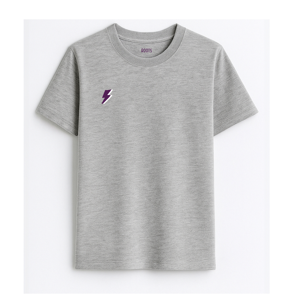 Camiseta de adulto estilo streetwear colección Roots color gris medio con detalle del rayo minimalista en color berenjena en el pecho de Zander.