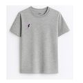 Camiseta de adulto estilo streetwear colección Roots color gris medio con detalle del rayo minimalista en color berenjena en el pecho de Zander.