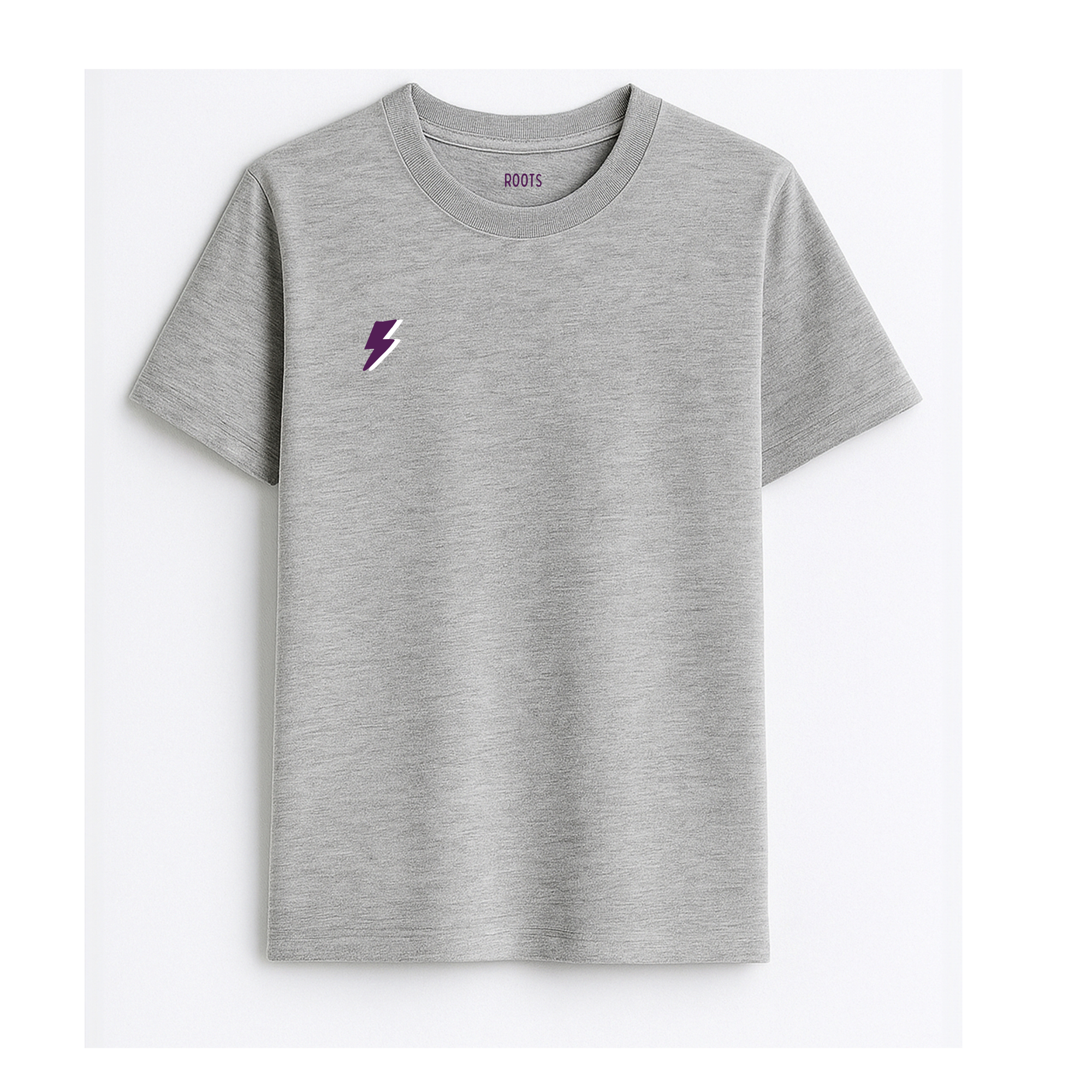 Camiseta de adulto estilo streetwear colección Roots color gris medio con detalle del rayo minimalista en color berenjena en el pecho de Zander.