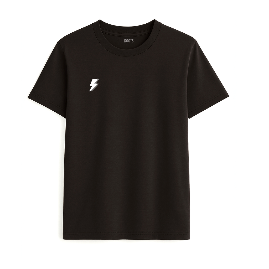 Camiseta de adulto estilo streetwear colección Roots color negro con detalle del rayo minimalista en color blanco en el pecho de Zander.