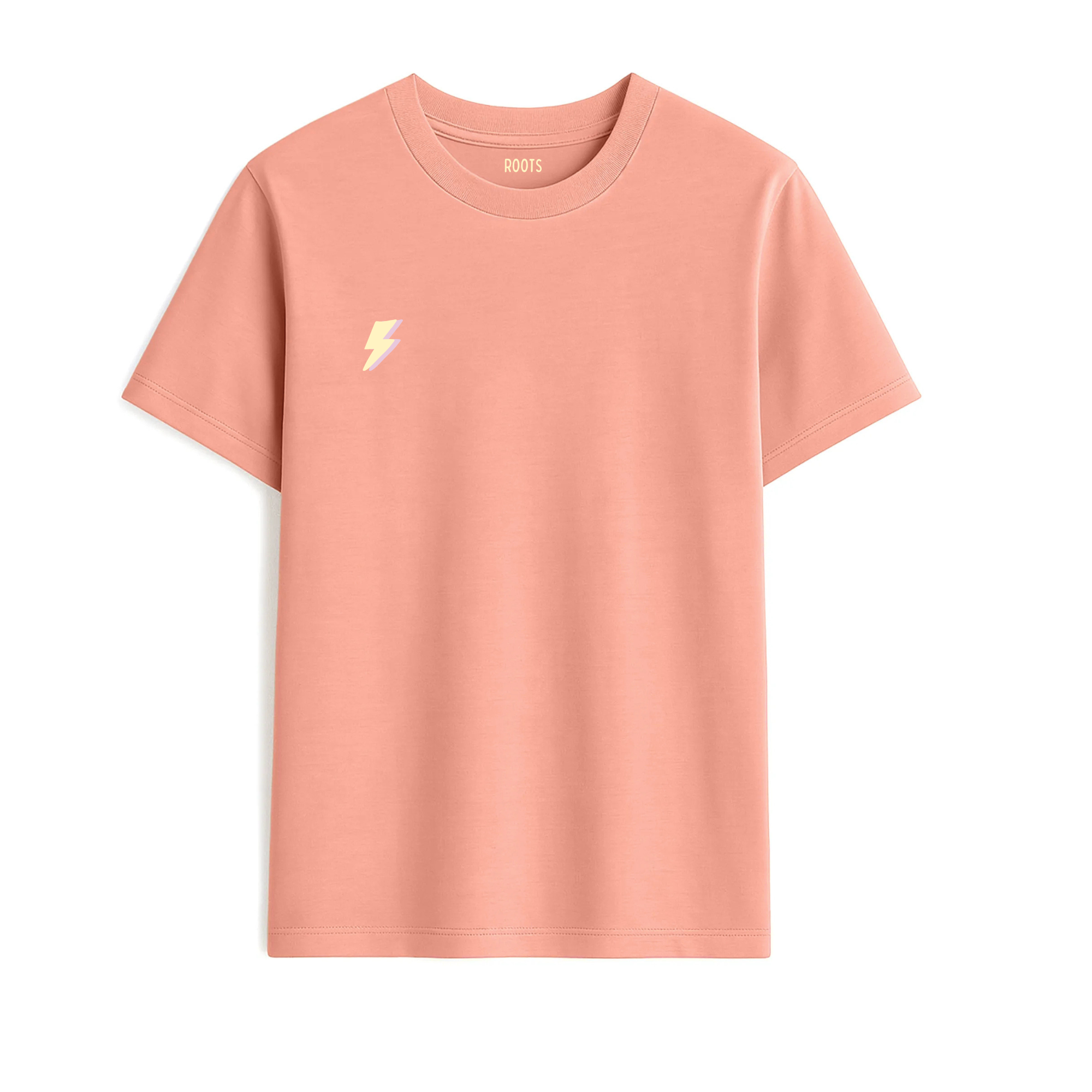 Camiseta de adulto estilo streetwear colección Roots color coral con detalle del rayo minimalista  en color amarillo pastel en el pecho de Zander.