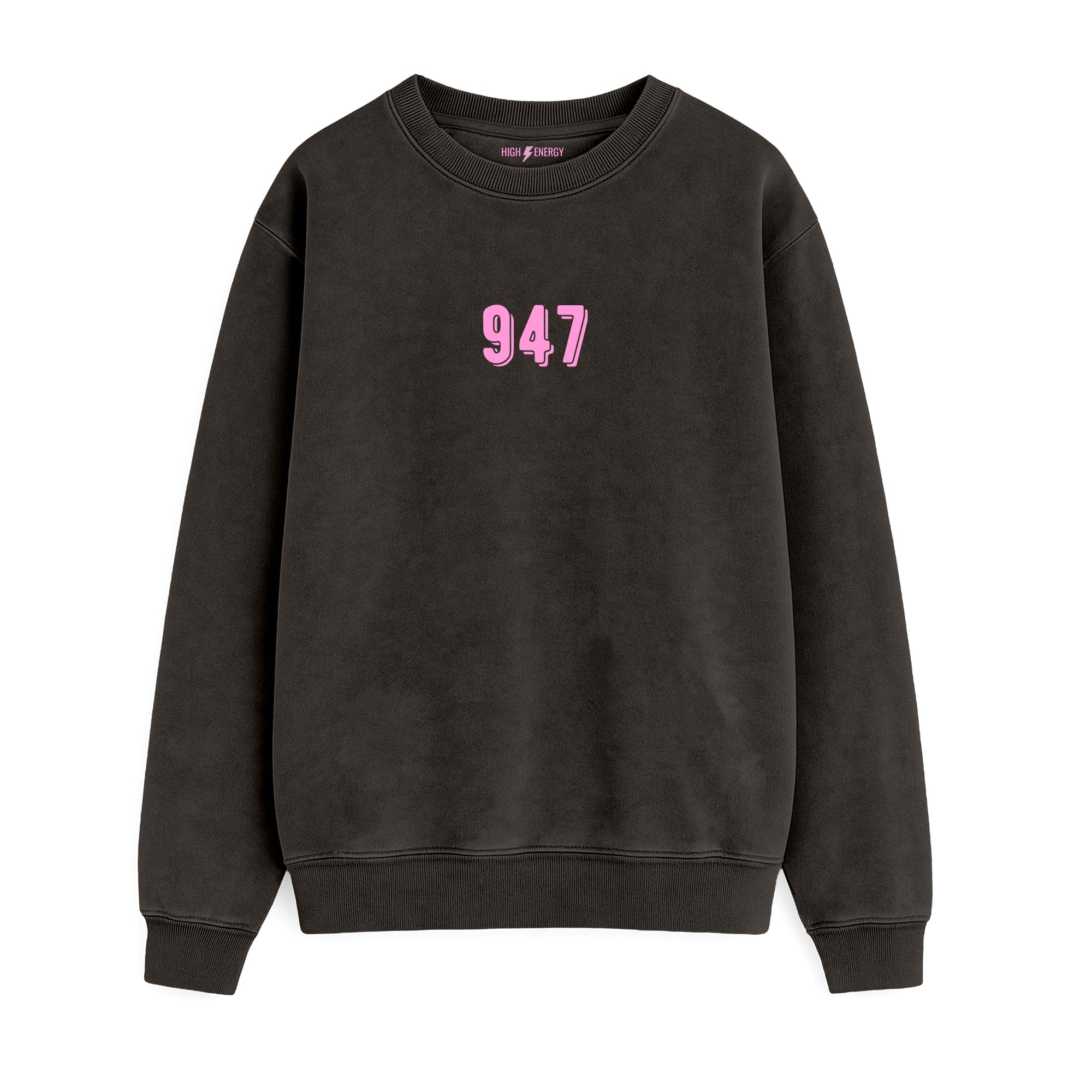 Sudadera de adulto estilo streetwear en Burgos (Castilla y León) color marrón chocolate con diseño urbano de 947 en rosa chicle de Zander.