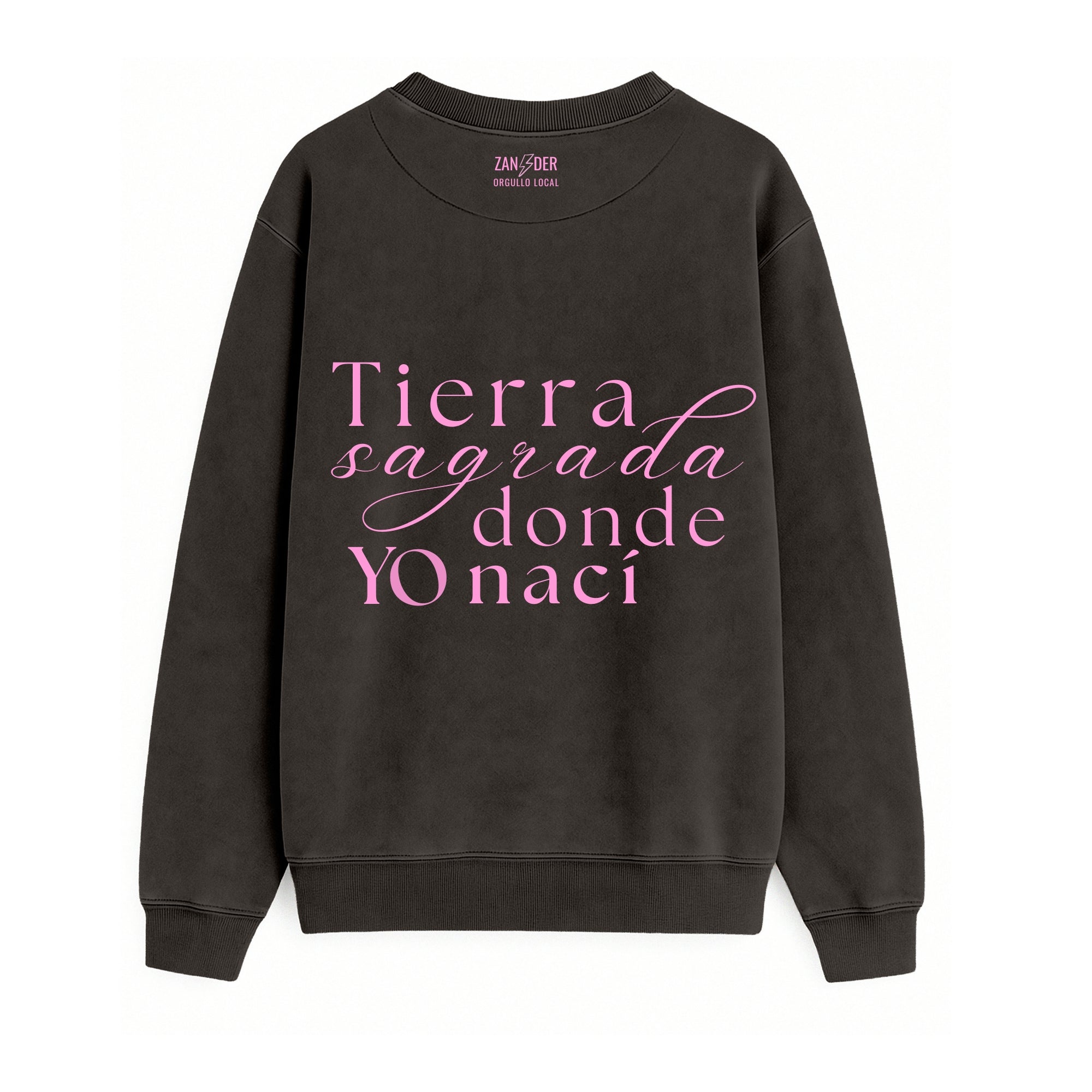 Vista trasera de la sudadera 947 Burgos calling marrón chocolate de Zander con frase Tierra sagrada donde yo nací.