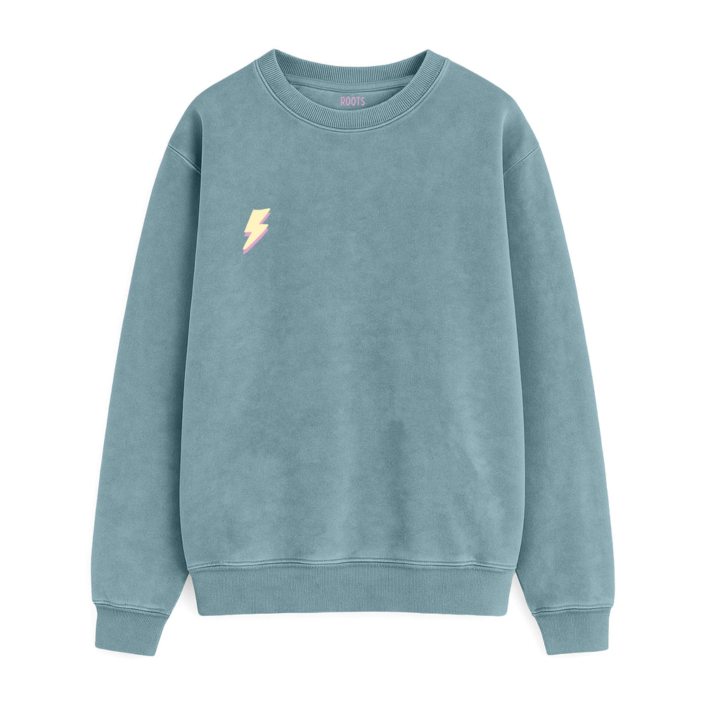 Sudadera de adulto estilo streetwear colección Roots color azul horizonte con detalle de rayo minimalista en coloramarillo pastel en el pecho de la marca Zander.
