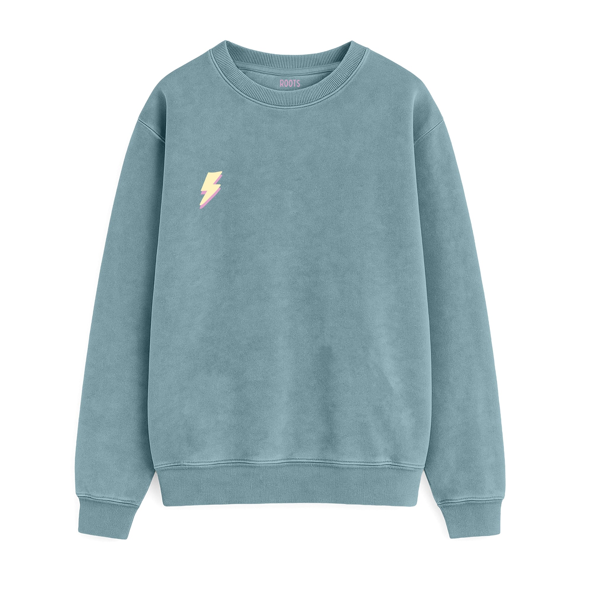 Sudadera de adulto estilo streetwear colección Roots color azul horizonte con detalle de rayo minimalista en coloramarillo pastel en el pecho de la marca Zander.