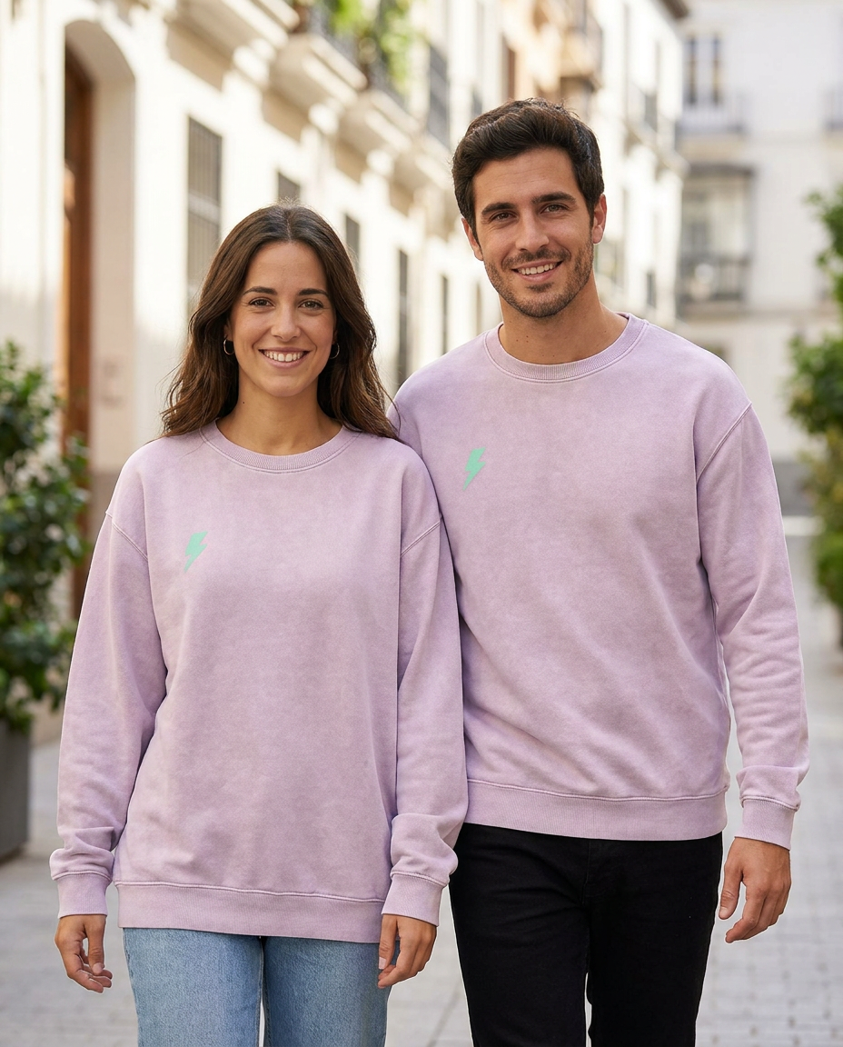 Lifestyle de la sudadera lila de estilo streetwear con un diseño de rayo verde menta pastel en el pecho.
