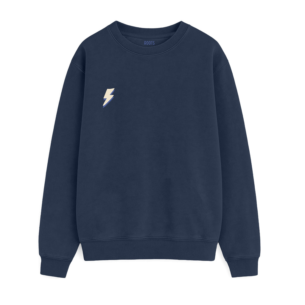 Sudadera de adulto estilo streetwear colección Roots color azul marino con detalle del rayo minimalista en color beig en el pecho de la marca Zander.