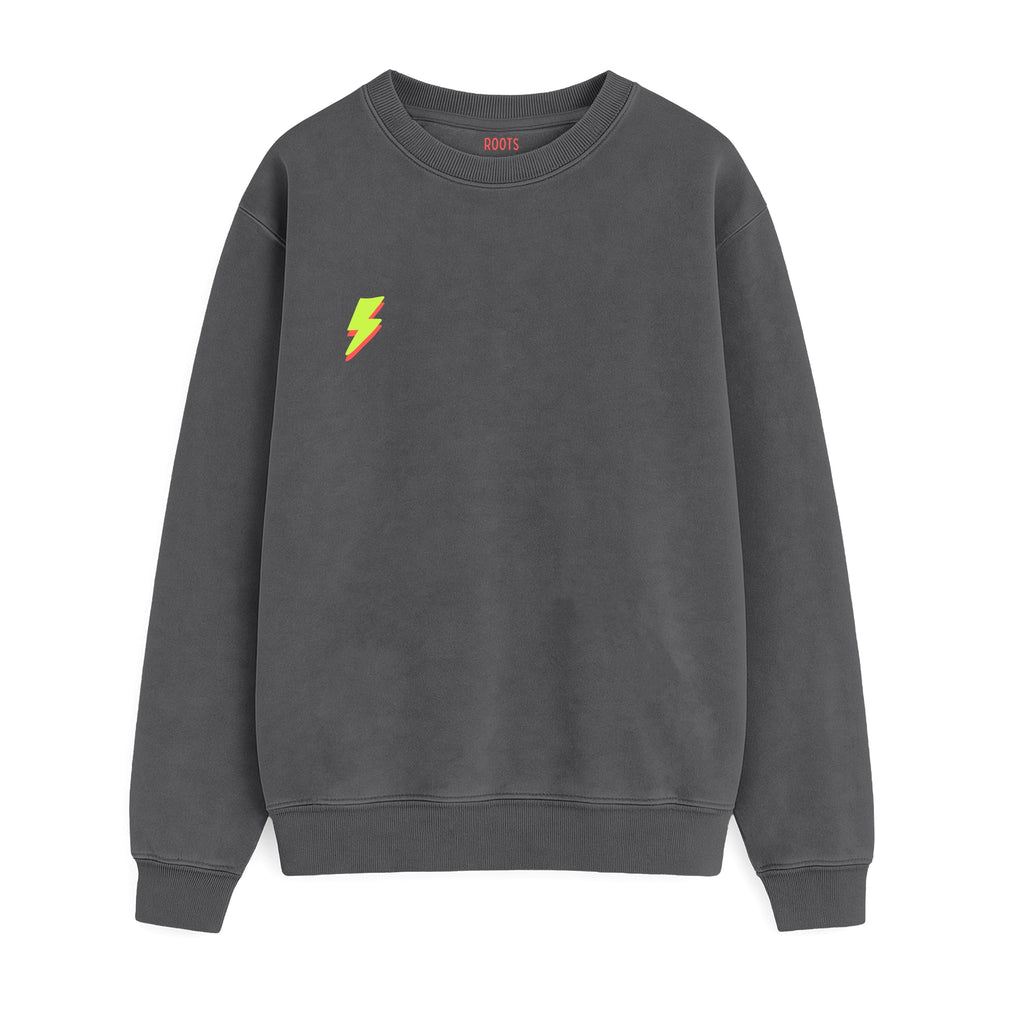 Sudadera de adulto estilo streetwear colección Roots color gris antracita con detalle del rayo minimalista en el pecho color verde ácido de la marca Zander.