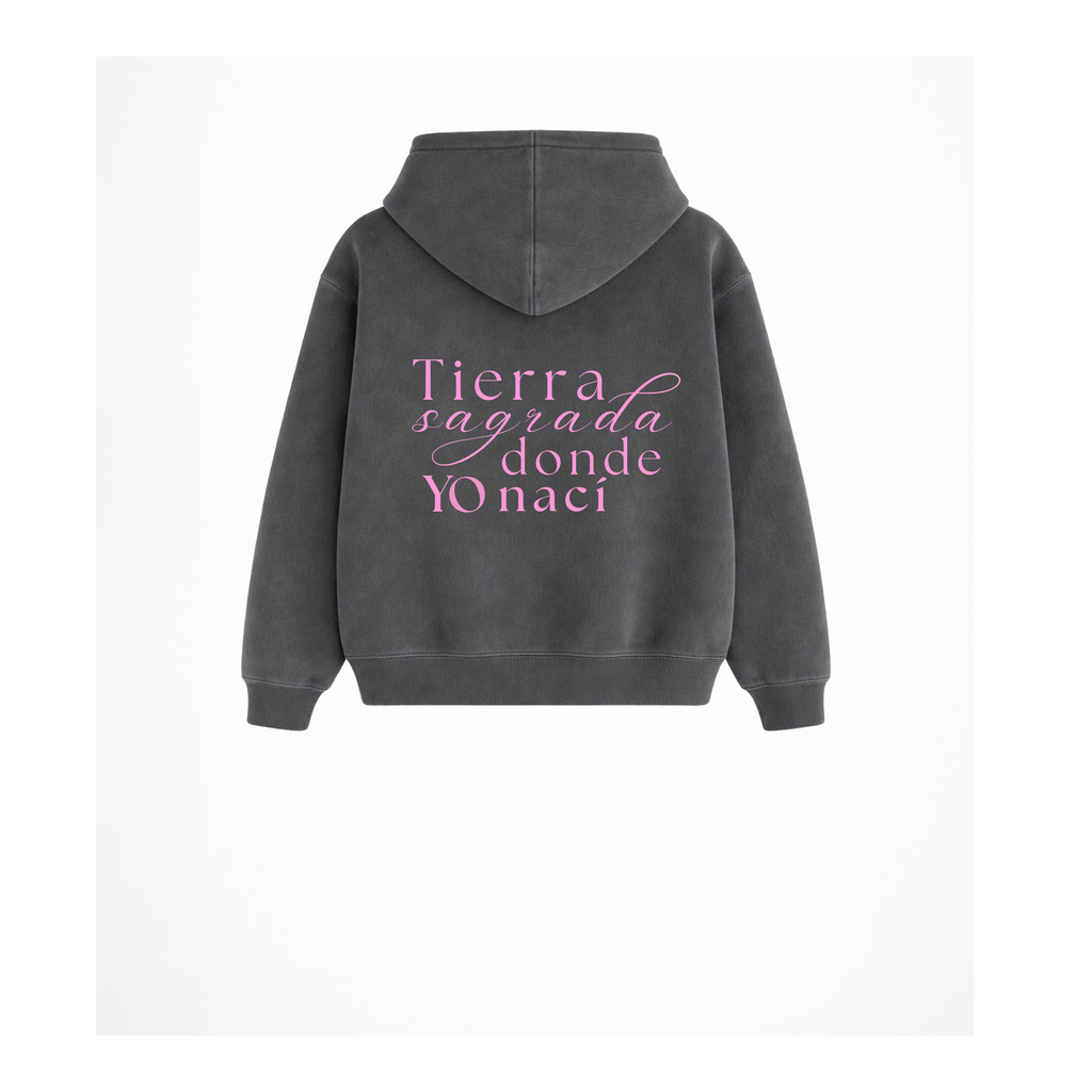 Vista trasera de la sudadera para niños color gris antracita con la frase Tierra sagrada donde yo nací de la marca Zander.