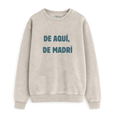 Sudadera de adulto estilo streetwear en Madrid color arena con la frase De aquí de Madrí en azul petróleo de Zander.
