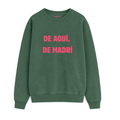 Sudadera de adulto estilo streetwear en Madrid color verde selva con la frase De aquí de Madrí en fucsia de Zander.