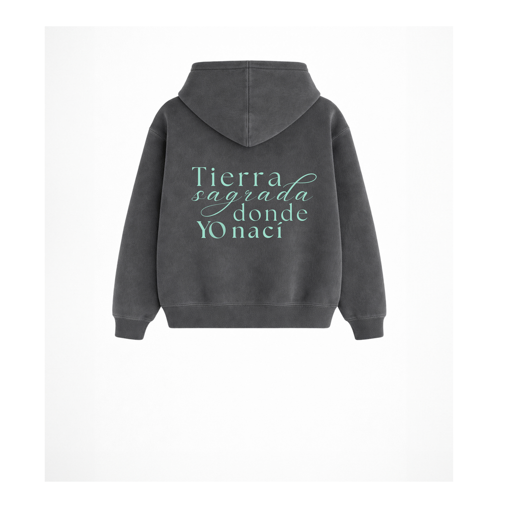 Vista trasera de la sudadera para niños color gris antracita con la frase Tierra sagrada donde yo nací de la marca Zander.
