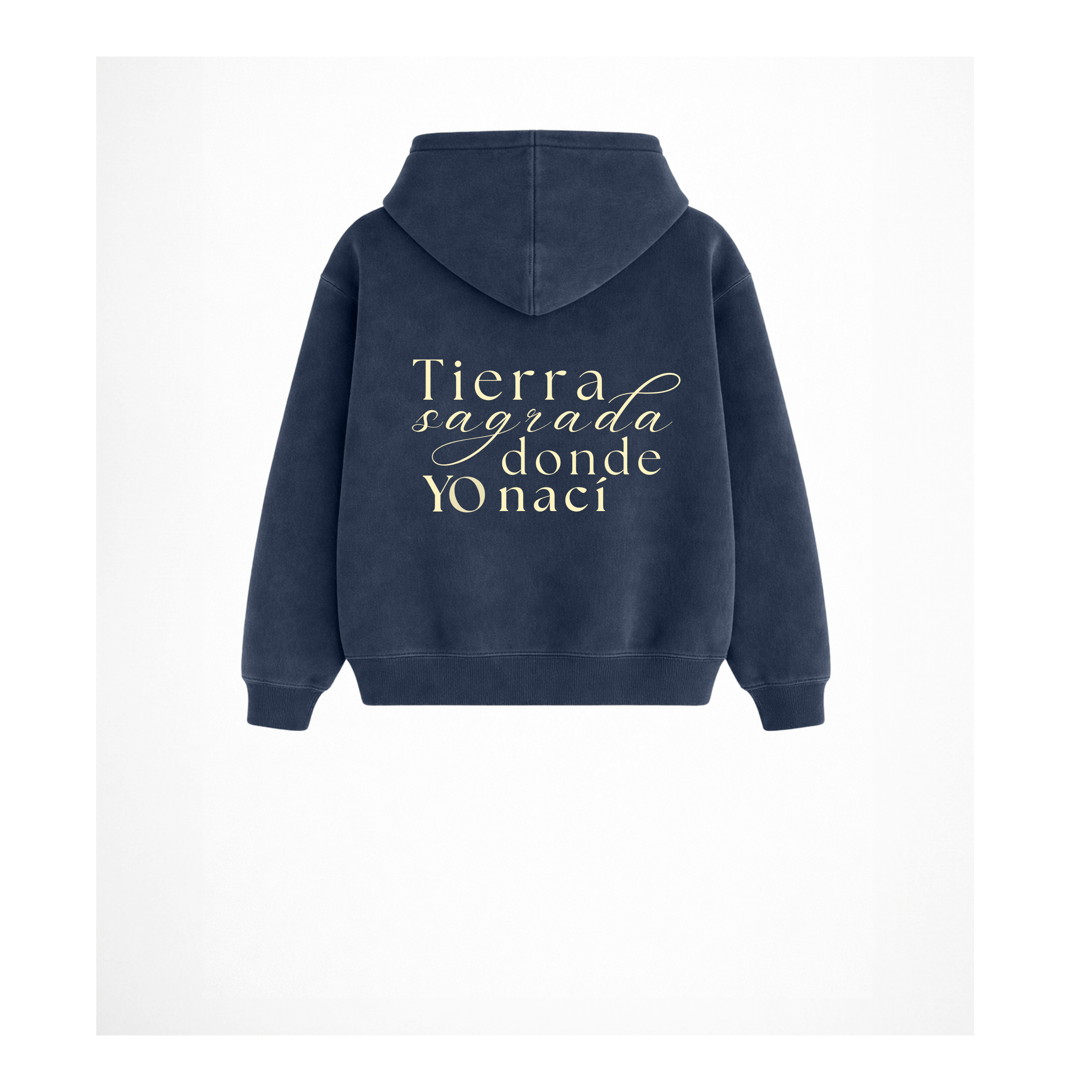 Vista trasera de la sudadera para niños color azul marino con la frase Tierra sagrada donde yo nací de la marca Zander.